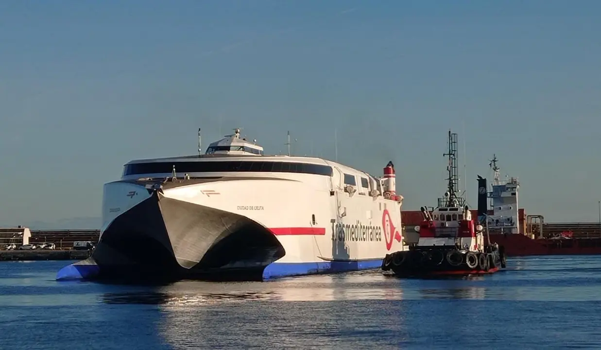 El barco de la naviera Armas Trasmediterr&aacute;nea, 'Ciudad de Ceuta', entrando en el puerto ceut&iacute; en lastre con un remolcador (C.A.)