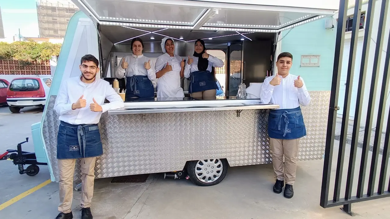 La &lsquo;Almineta&rsquo; del IES Almina, una foodtruck que ofrece desayunos saludables, ha tenido un exitoso primer servicio. Conoce c&oacute;mo este proyecto de los alumnos de FP B&aacute;sica de Veh&iacute;culos est&aacute; revolucionando los desayunos en la escuela