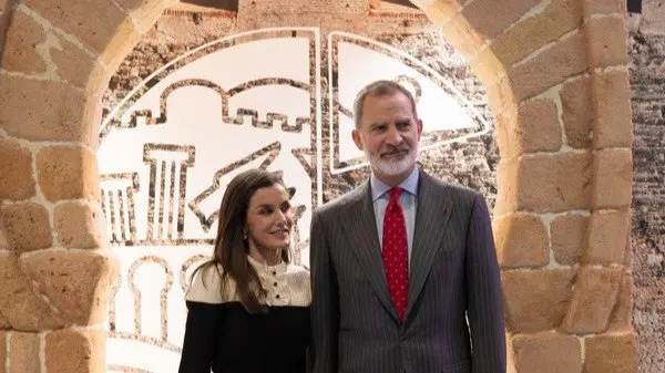 Los Reyes charlan, a su paso por el stand de Ceuta en FITUR