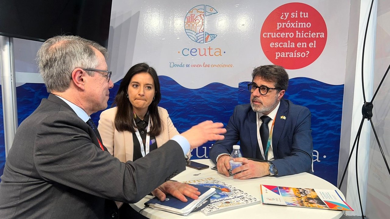 Víctor Jiménez, director comercial del Puerto de Ceuta y Lorena Carmona,  asistente de dirección de la Autoridad Portuaria de Ceuta