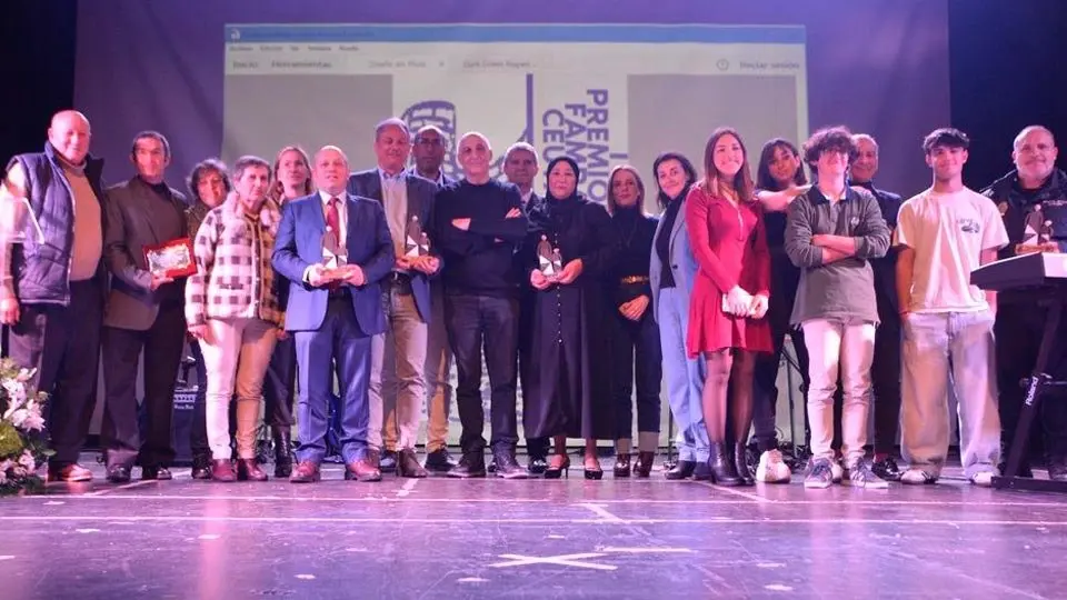 Foto de familia de los premiados (C.A.) Premios Fampa 2024