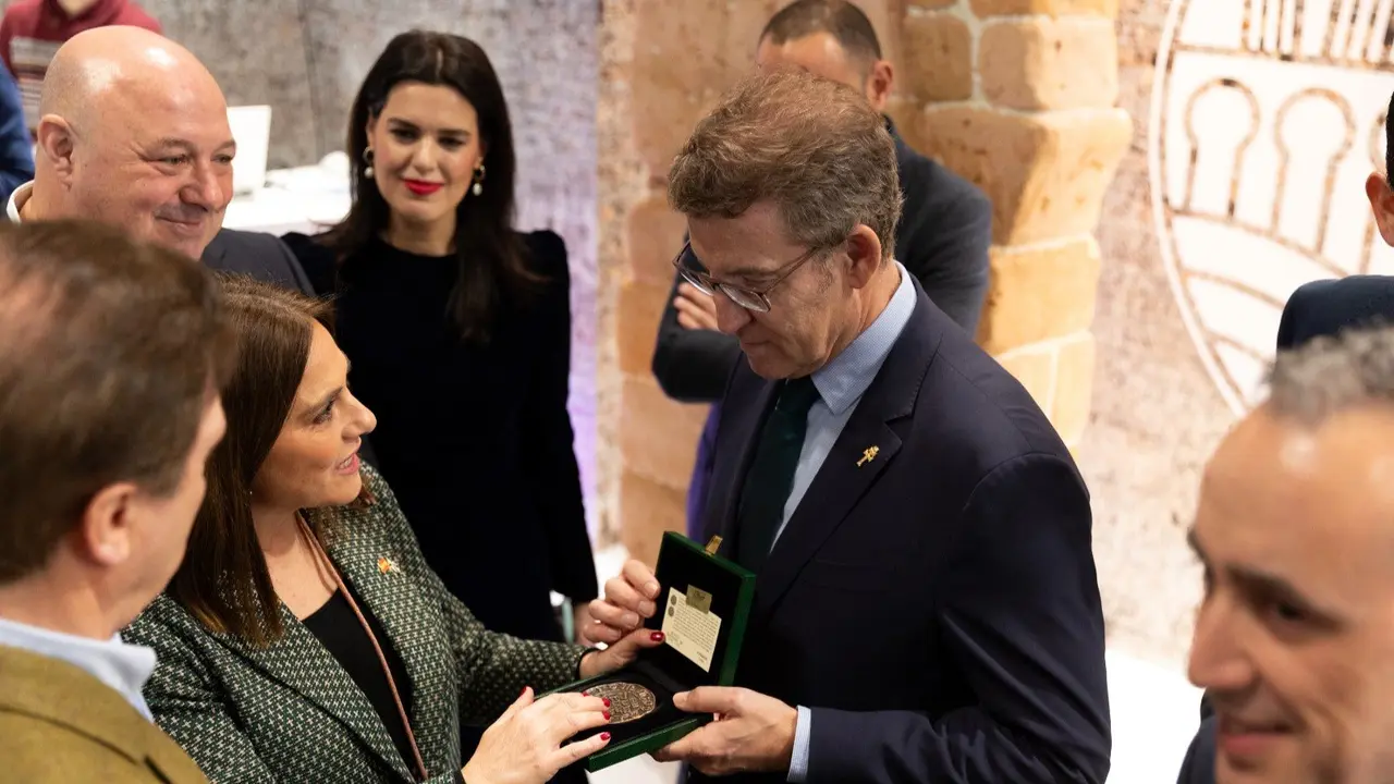 N&uacute;&ntilde;ez Feij&oacute;o, en el stand de Ceuta