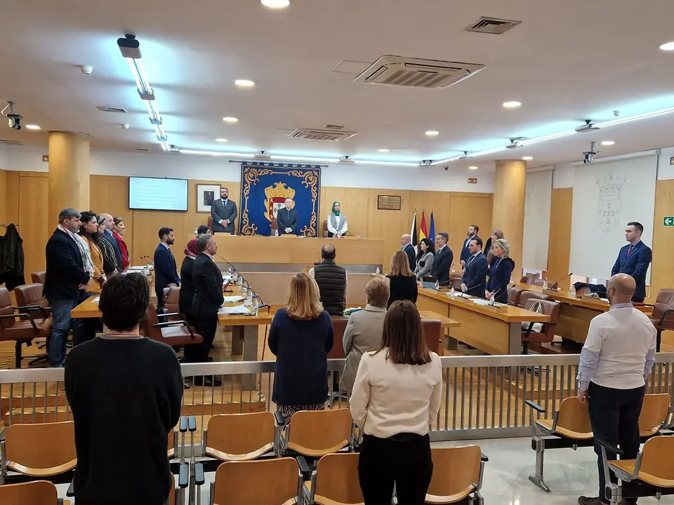 La Asamblea guarda un minuto de silencio en memoria de las v&iacute;ctimas del Holocausto ( L. Ortiz)
