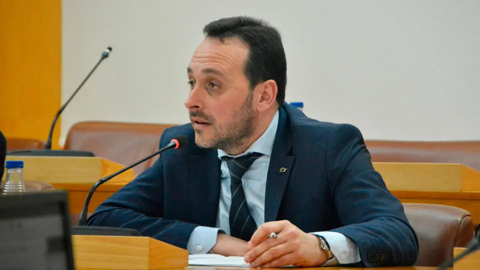 El portavoz de Vox, Juan Sergio Redondo, durante su intervenci&oacute;n ante el pleno de la Asamblea (ALEJANDRO CASTILLO)