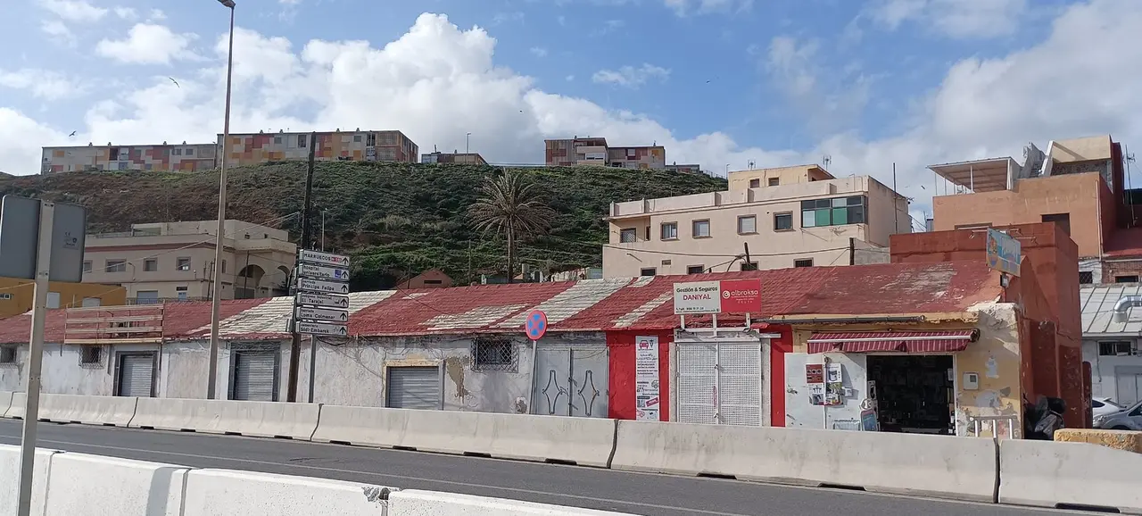 La Almadraba, con Loma Colmenar de fondo