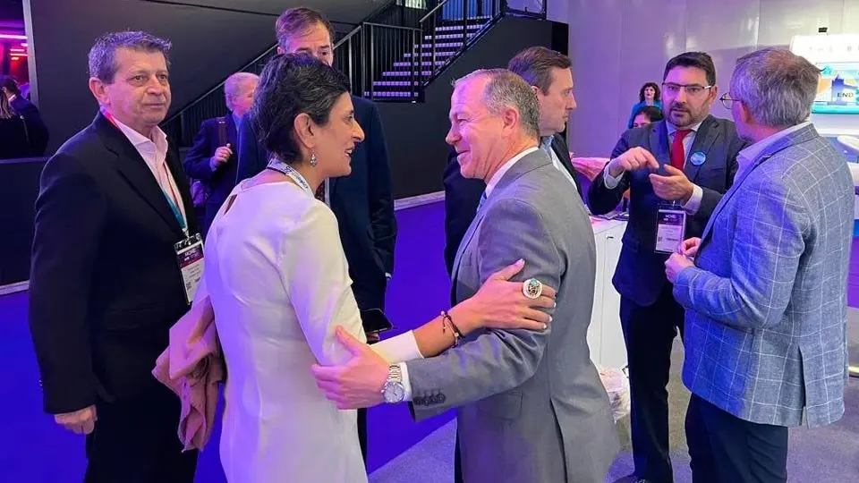Chandiramani y Mar&iacute;n se saludan en la ICE London (GOBIERNO DE MELILLA)