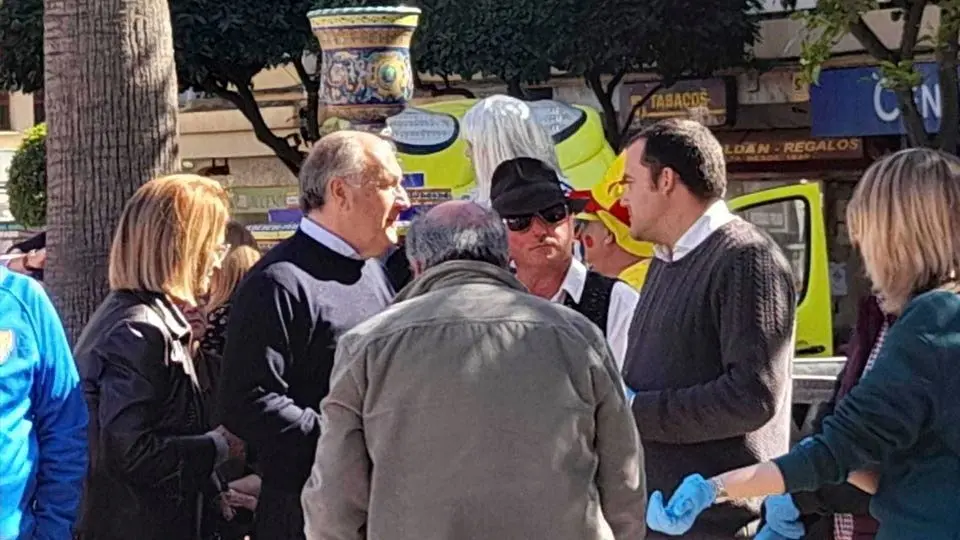 Los directivos de la Casa de Ceuta conversan con el alcalde de Algeciras, Jos&eacute; Ignacio Landaluce (CEDIDA)