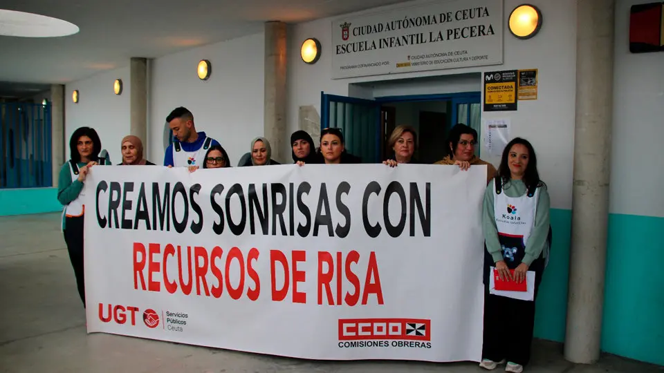 Una representaci&oacute;n de los trabajadores, concentrados ante las puertas de la escuela infantil (CEDIDA)