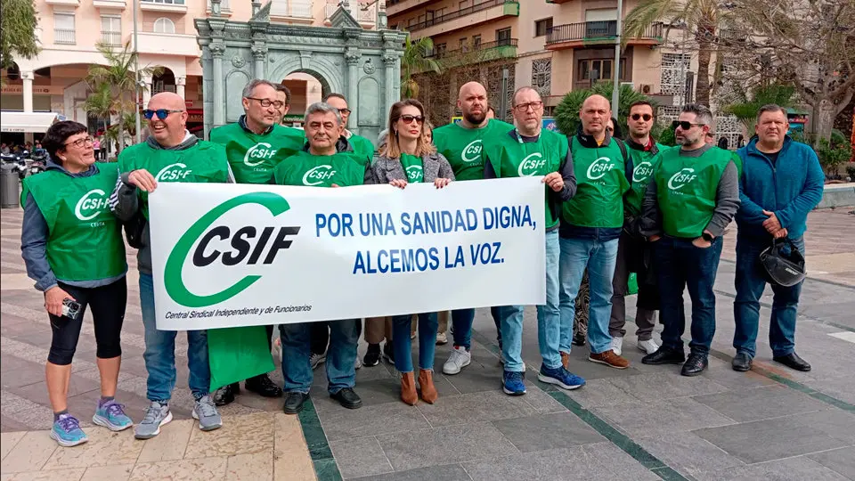 Los sindicalistas de CSIF, ante las puertas de la Delegaci&oacute;n del Gobierno (C.A.)