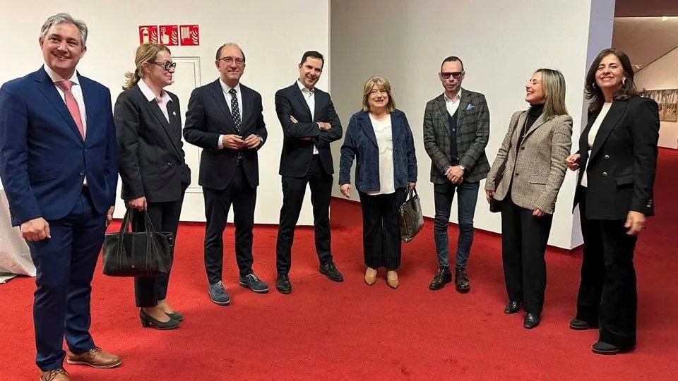 Orozco, segunda por la derecha, junto a otros participantes en el pleno (CEDIDA)