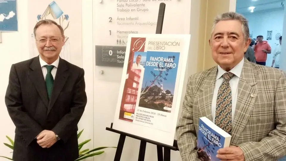 Daniel Pizarro (dcha) posa junto al presidente de la Ciudad, Juan Vivas (C.A.)