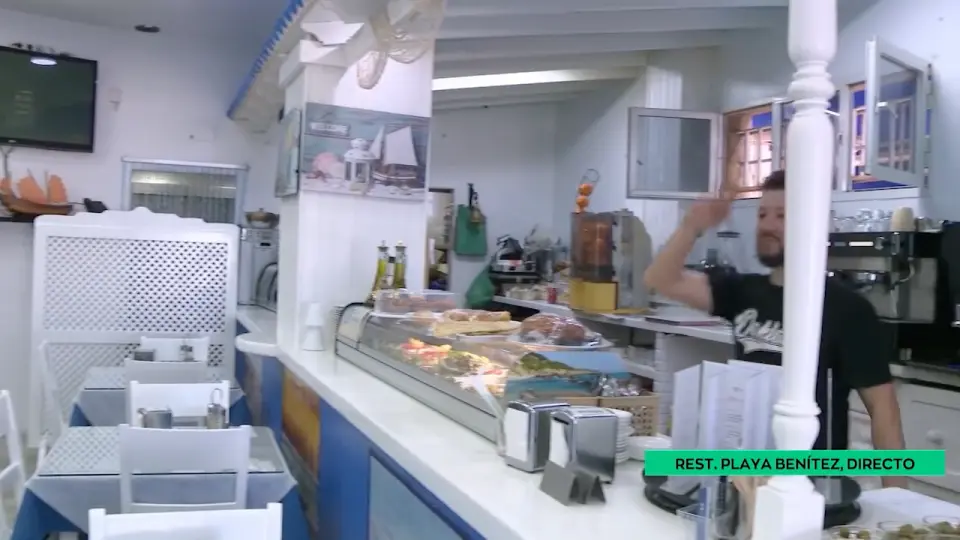  Un instante del directo de RTVCE en Restaurante Playa Ben&iacute;tez. 