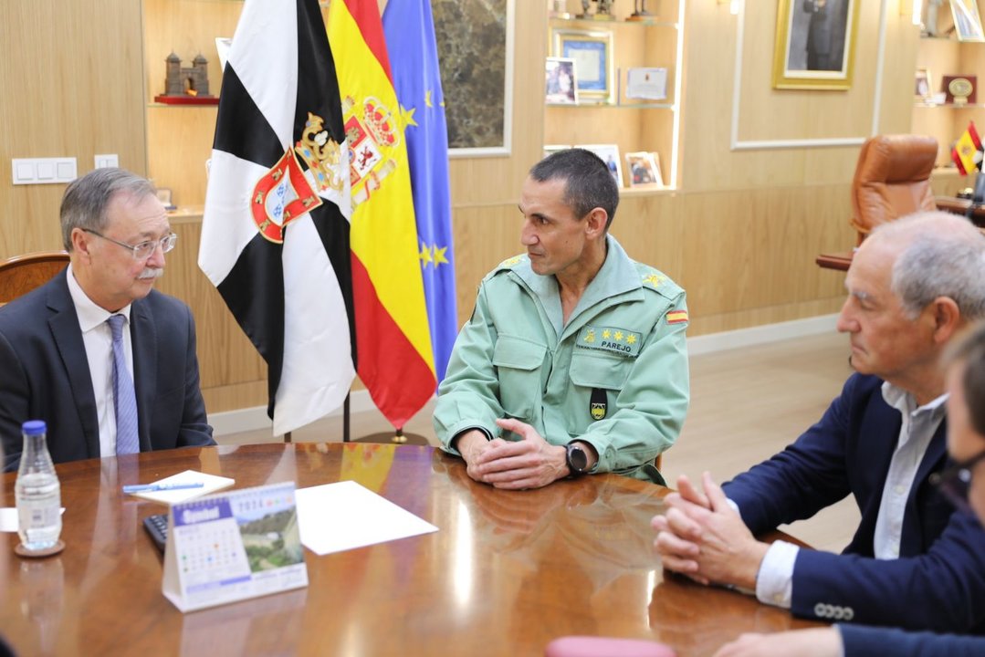 El coronel jefe del Tercio, Jiménez Parejo y y el teniente coronel, Jesús Araoz, han mantenido un encuentro con Juan Vivas