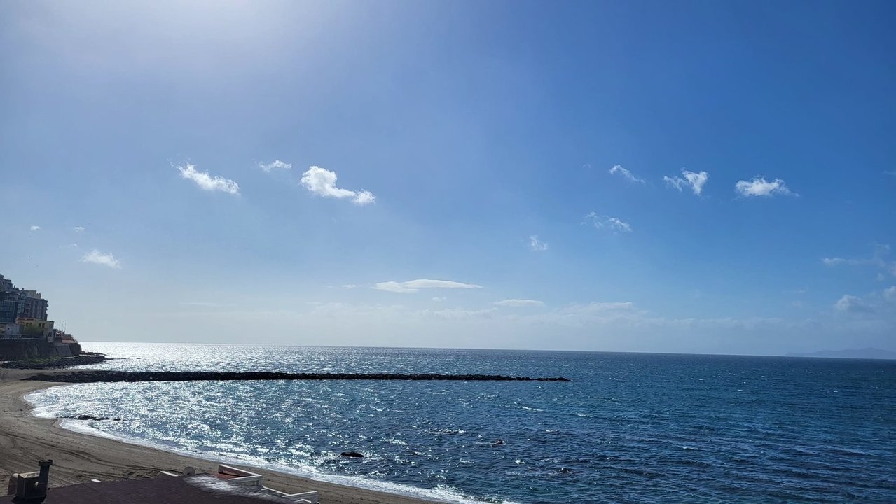 Playa de la Ribera, poniente cielo despejado