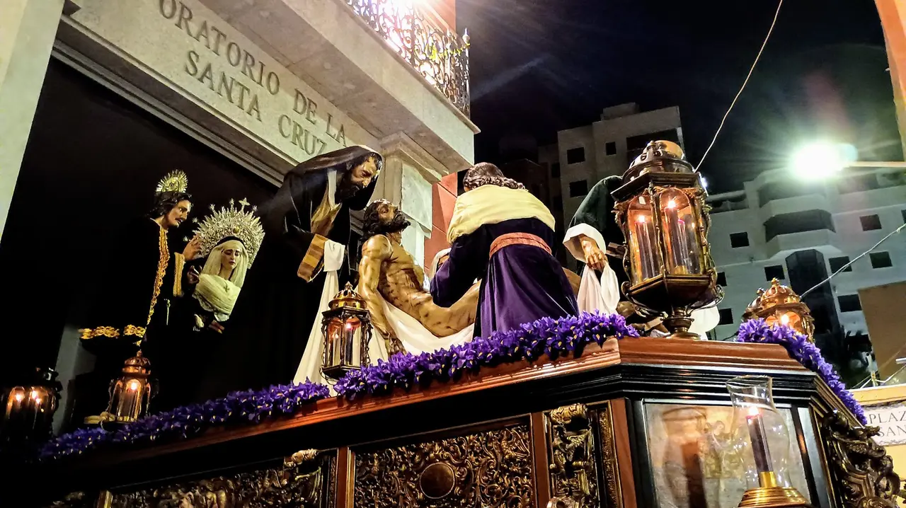 El Descendimiento saliendo del Oratorio de la Santa Cruz