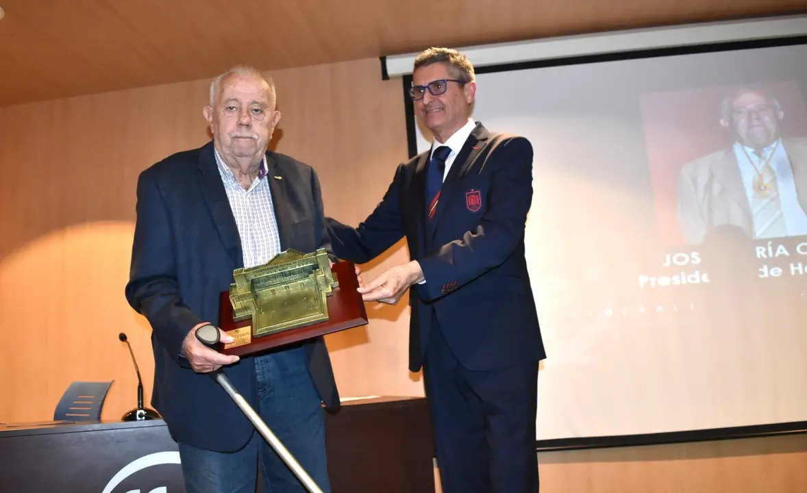 Nombramiento de Jos&eacute; Mar&iacute;a Oliveira como Presidente de Honor de la RFFCE
