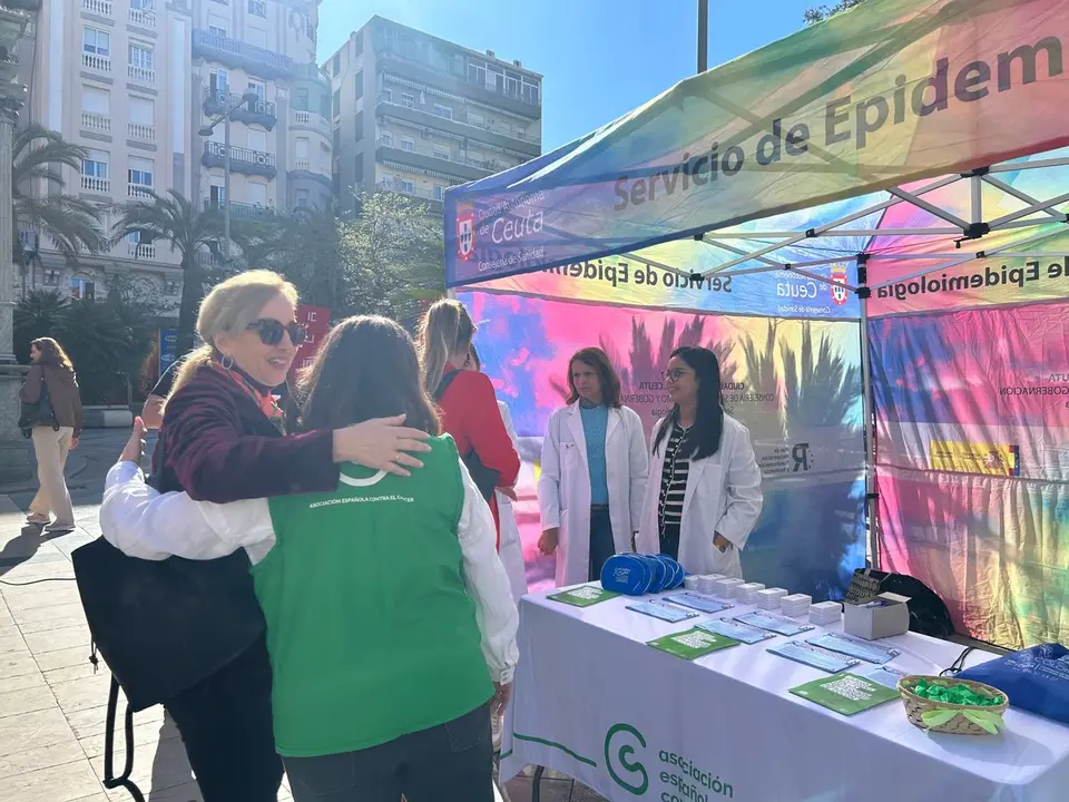 Stand informativo en la Plaza de los Reyes sobre el programa de cribado del c&aacute;ncer de colon / M.Zapico