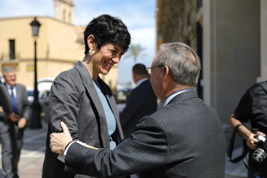 Vivas, saludando a la ministra Saiz