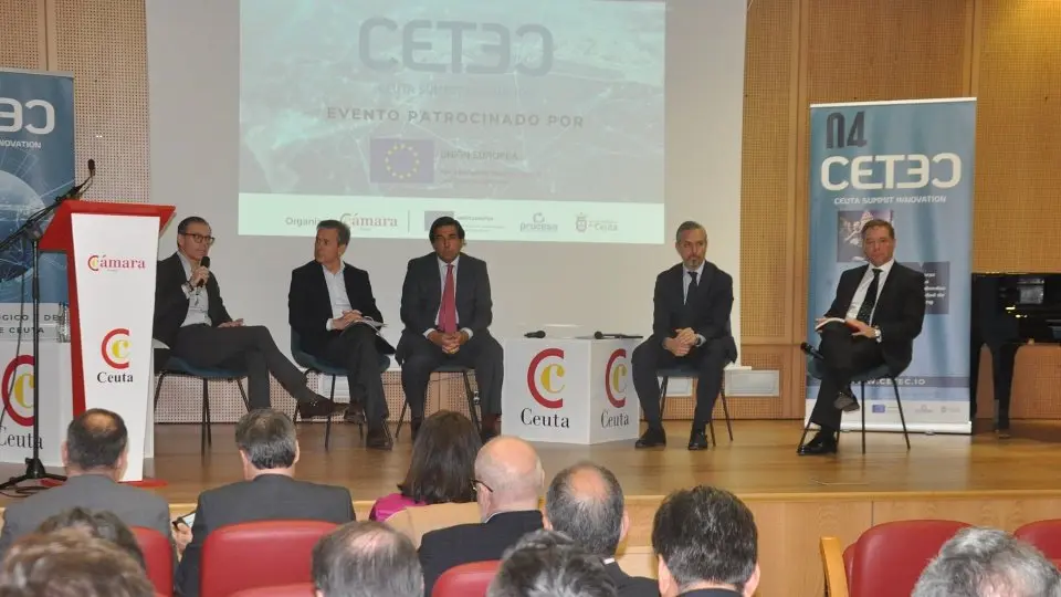   Juan Bravo en la mesa que ha participado en CETEC.  