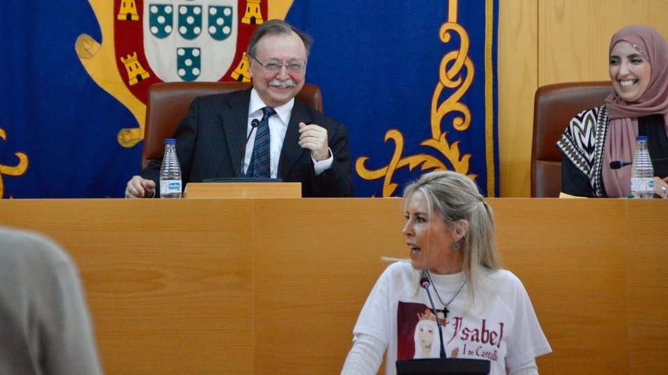  Juan Vivas y Fatima Hamed, riendo a carcajadas mientras Teresa López interviene en la Asamblea / A. Castillo 