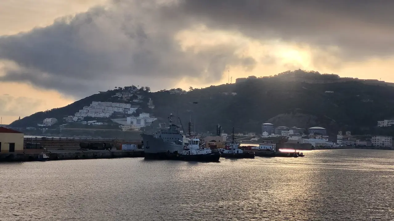 Puerto de Ceuta visto desde el ferry gabarras