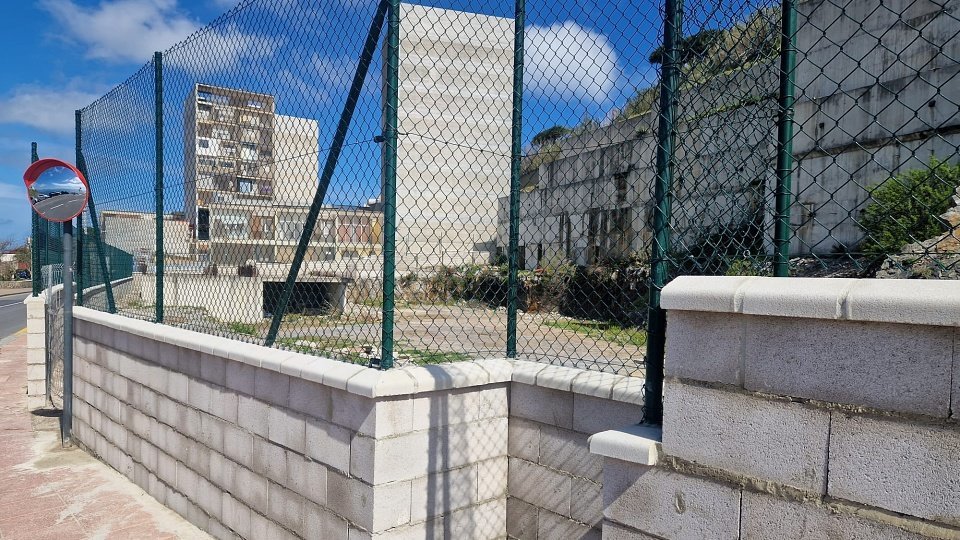  Muro instalado para impedir acceder a la parcela el pasado febrero./Ortiz 