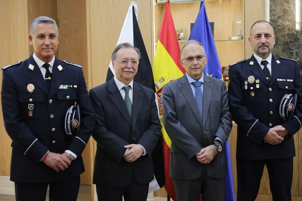 El presidente Vivas y el consejero Gait&aacute;n, junto a los dos nuevos inspectores (CEDIDA)