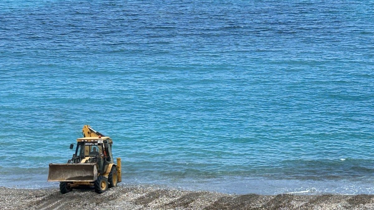 Limpieza mecánica del arenal de la playa
Excavadora arena Benítez