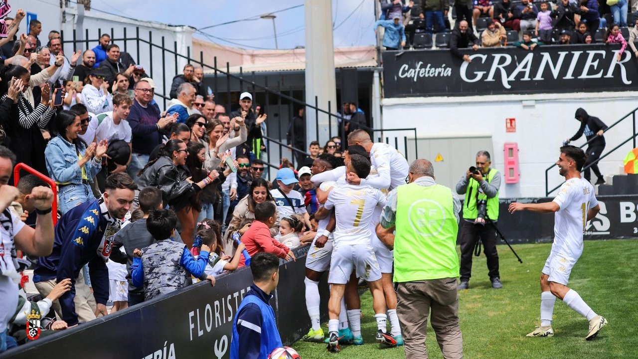 Los jugares del Ceuta, celebrando en gol de Cedric con la afición del 'Murube' (AD Ceuta)