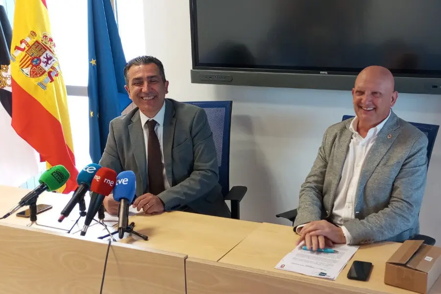  Carlos Rontom&eacute;, director de la UNED, a la izquierda, junto a Enrique &Aacute;vila, secretario del centro/ Archivo 