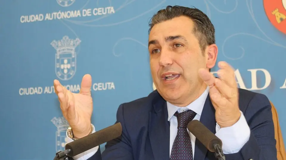  Nadie tiene un sueldo pol&iacute;tico as&iacute; de grande como el de Rontom&eacute; en toda la Ciudad, en la foto durante una rueda de prensa durante su etapa de consejero la pasada legislatura./archivo 