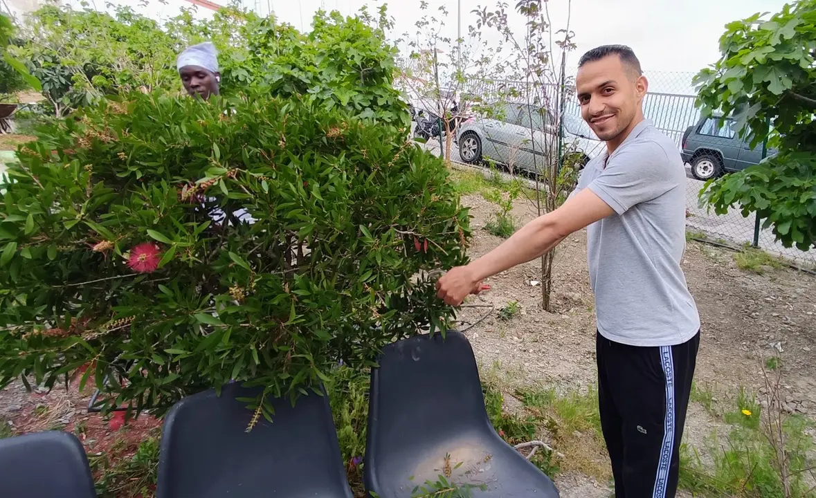 Mohamed, un voluntario del CETI, en el huerto urbano de Sidi Embarek