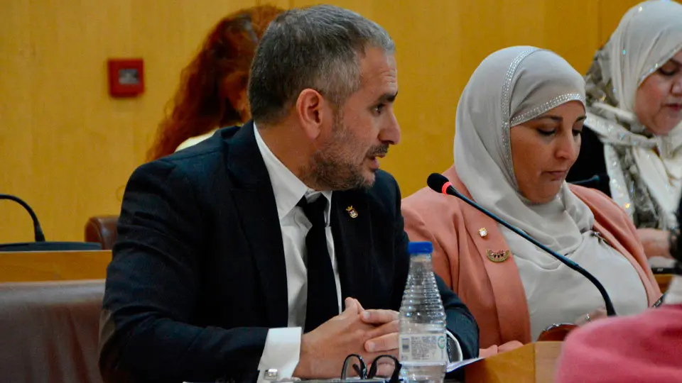 El diputado de MDyC, Mohamed Mohamed Ali Duas, durante su intervenci&oacute;n ante el pleno (A. CASTILLO)