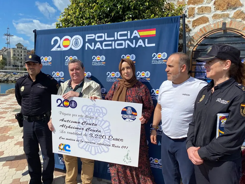 Entrega donaciones a las asociaciones con motivo de la carrera Ruta 091