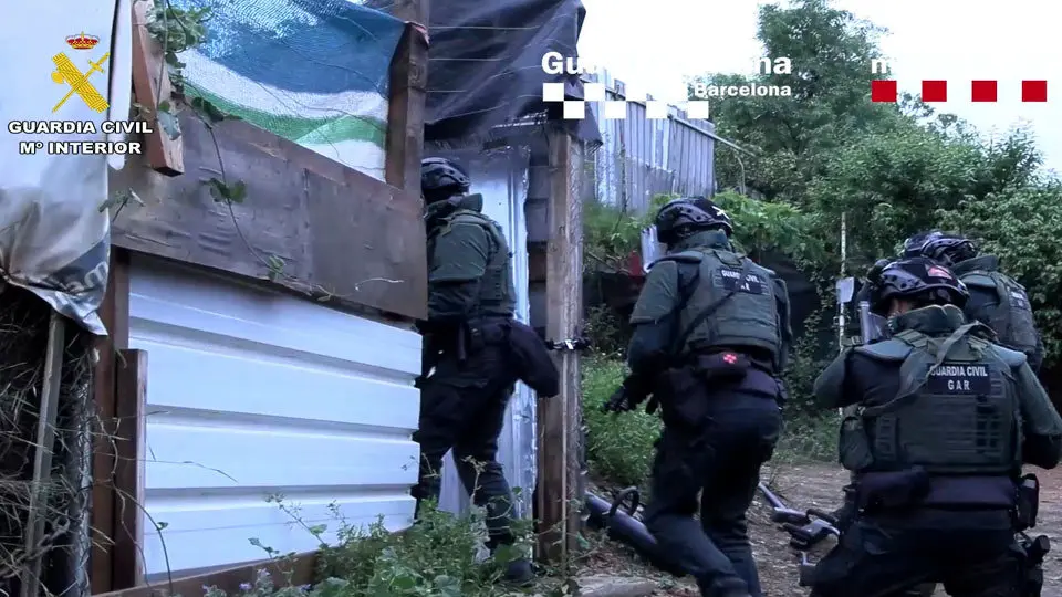 Un momento de la operaci&oacute;n policial desplegada por la Guardia Civil y los Mossos (MINISTERIO DEL INTERIOR)