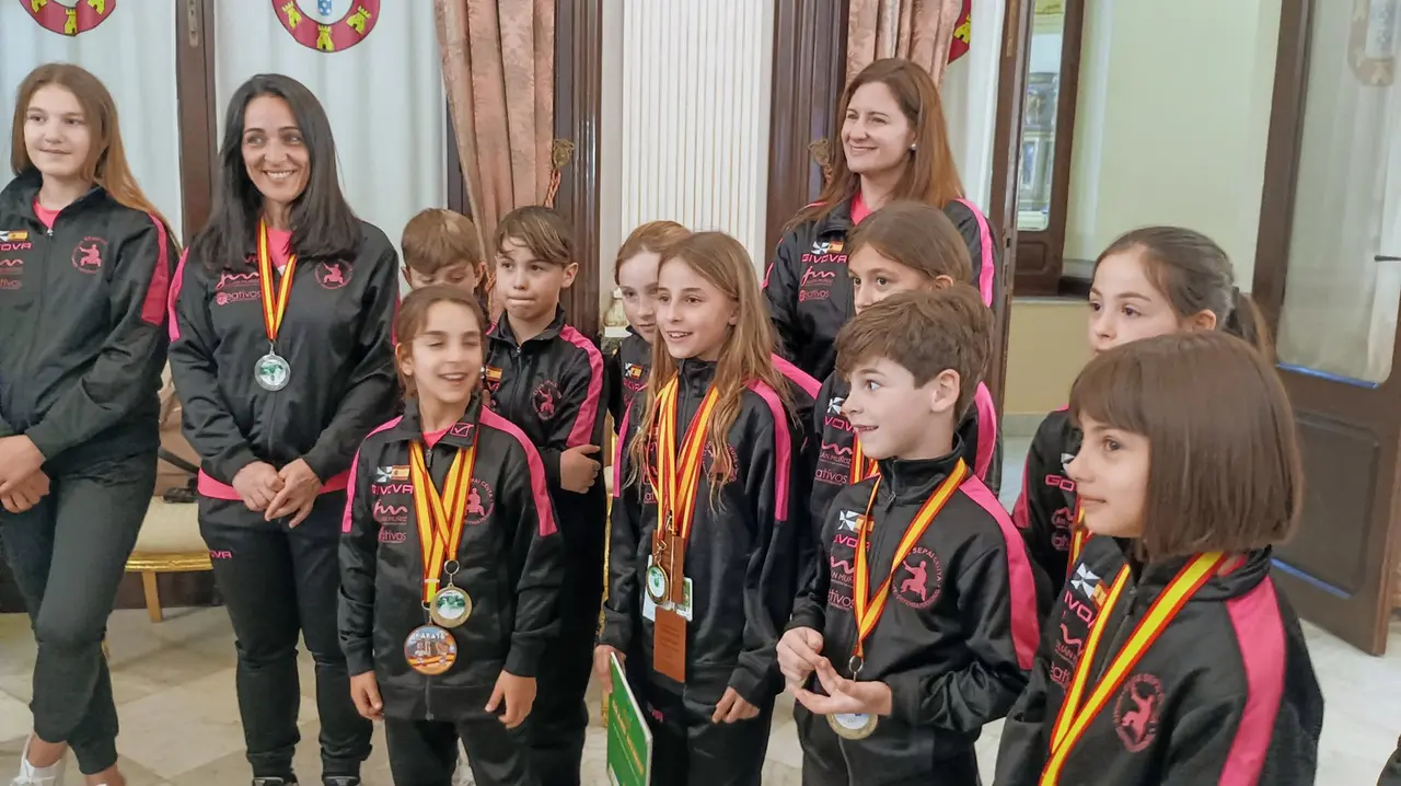 Vivas recibe a una representaci&oacute;n del karate de Ceuta