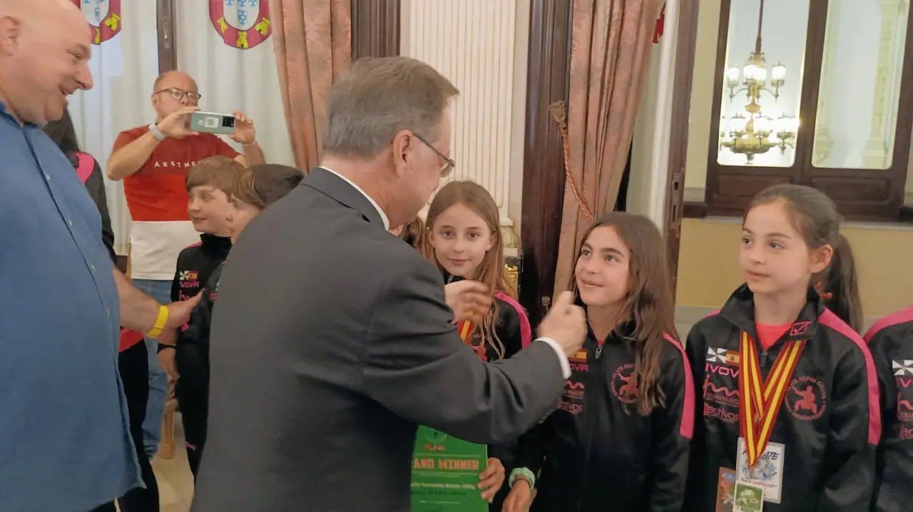 Vivas recibe a una representaci&oacute;n del karate de Ceuta