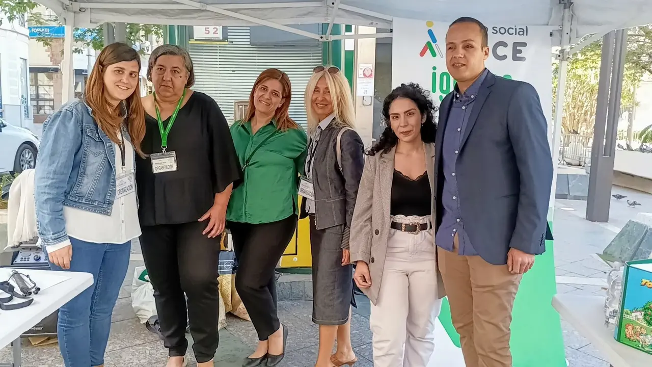 El equipo de la ONCE de Ceuta, en el stand instalado en la plaza de los Reyes (S.I.)