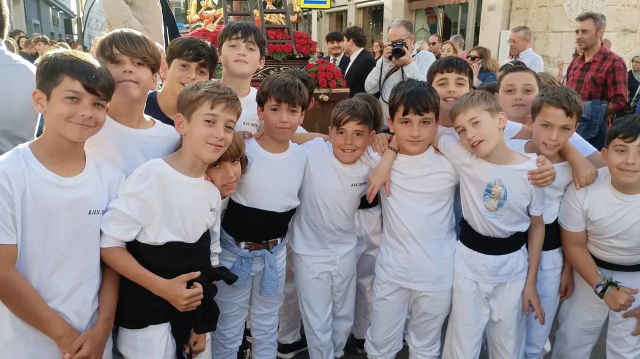 Procesi&oacute;n una Cruz de Mayo&nbsp;Asociaci&oacute;n de Vecinos del Centro