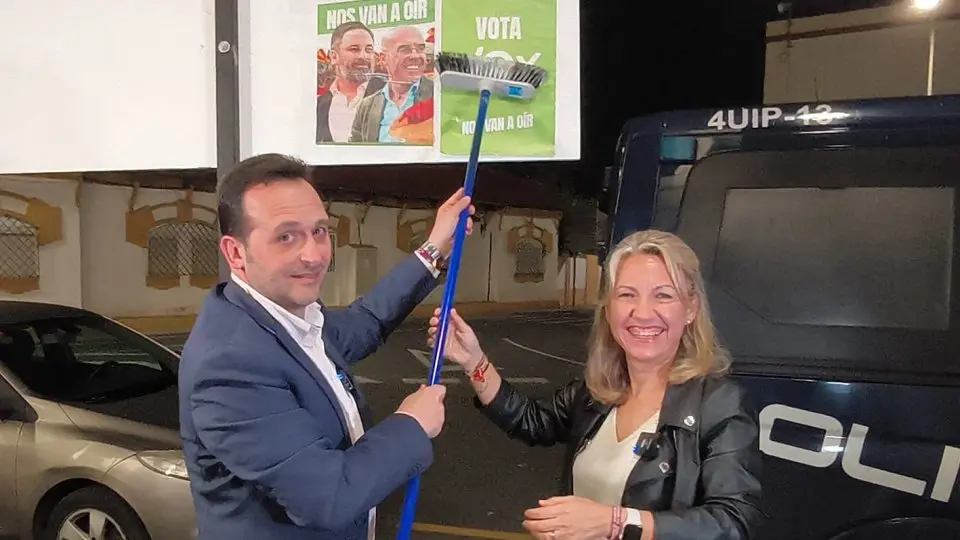  Redondo y Ana Garc&iacute;a pegando el primer cartel de VOX. 