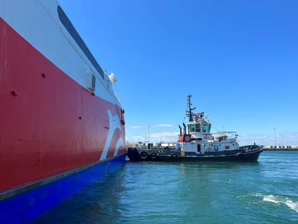 El &laquo;Poniente Jet&raquo; recibe el apoyo de un remolcador (CEDIDA)