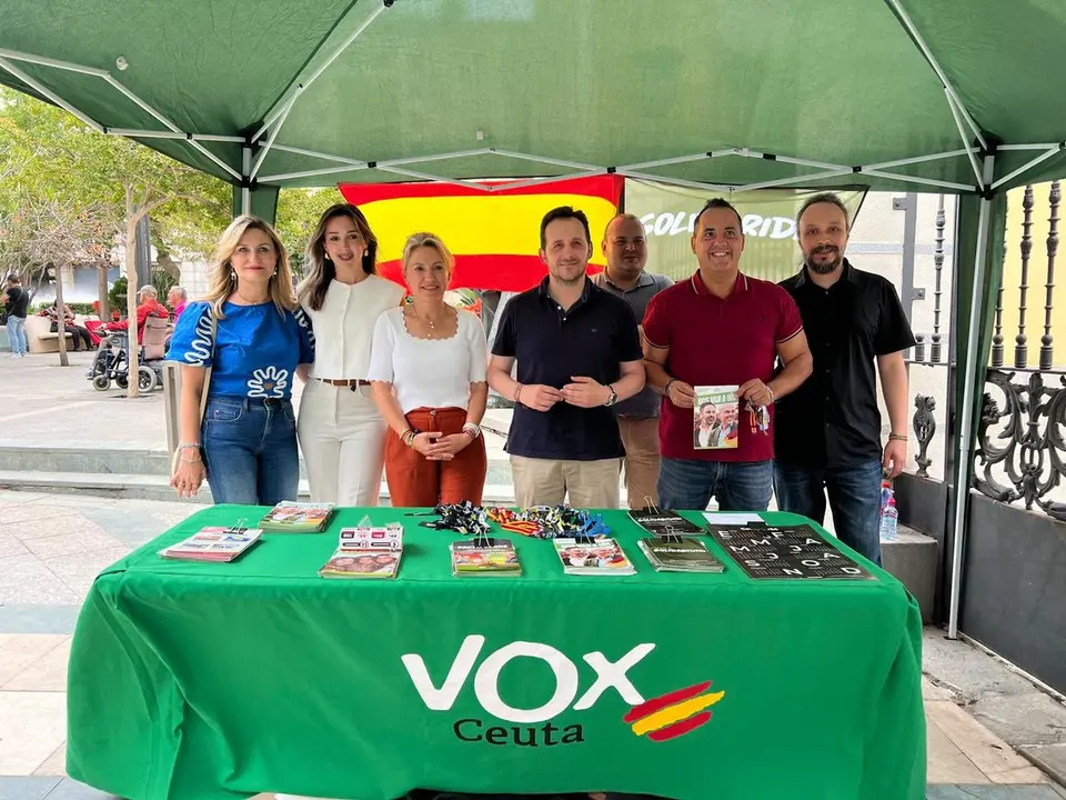  El personal de VOX, apurando la campa&ntilde;a en Plaza de los Reyes / Dani Hern&aacute;ndez 
