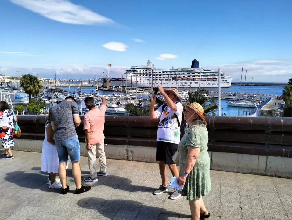 Pasajeros del &laquo;Aurora&raquo; toman fotos con el buque de fondo (C.A.)