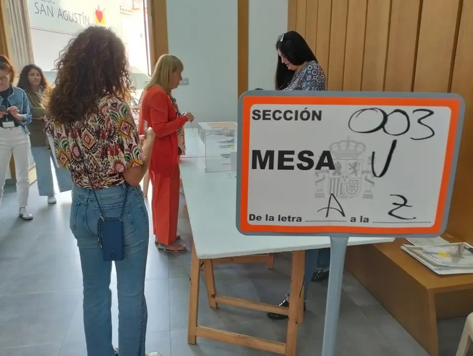 Mesa electoral en el colegio San Agust&iacute;n (UTE)