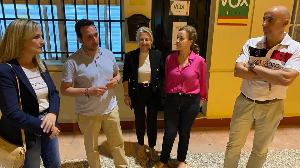  Redondo con Ana Garc&iacute;a y m&aacute;s miembros de VOX fuera de la sede este domingo 9 de junio. 