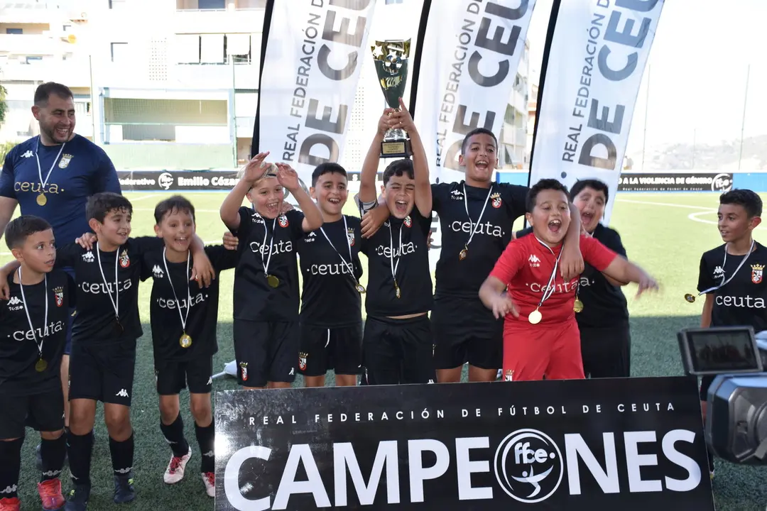 La AD Ceuta vence al Racing de Ceuta y levanta el trofeo de campe&oacute;n de Copa