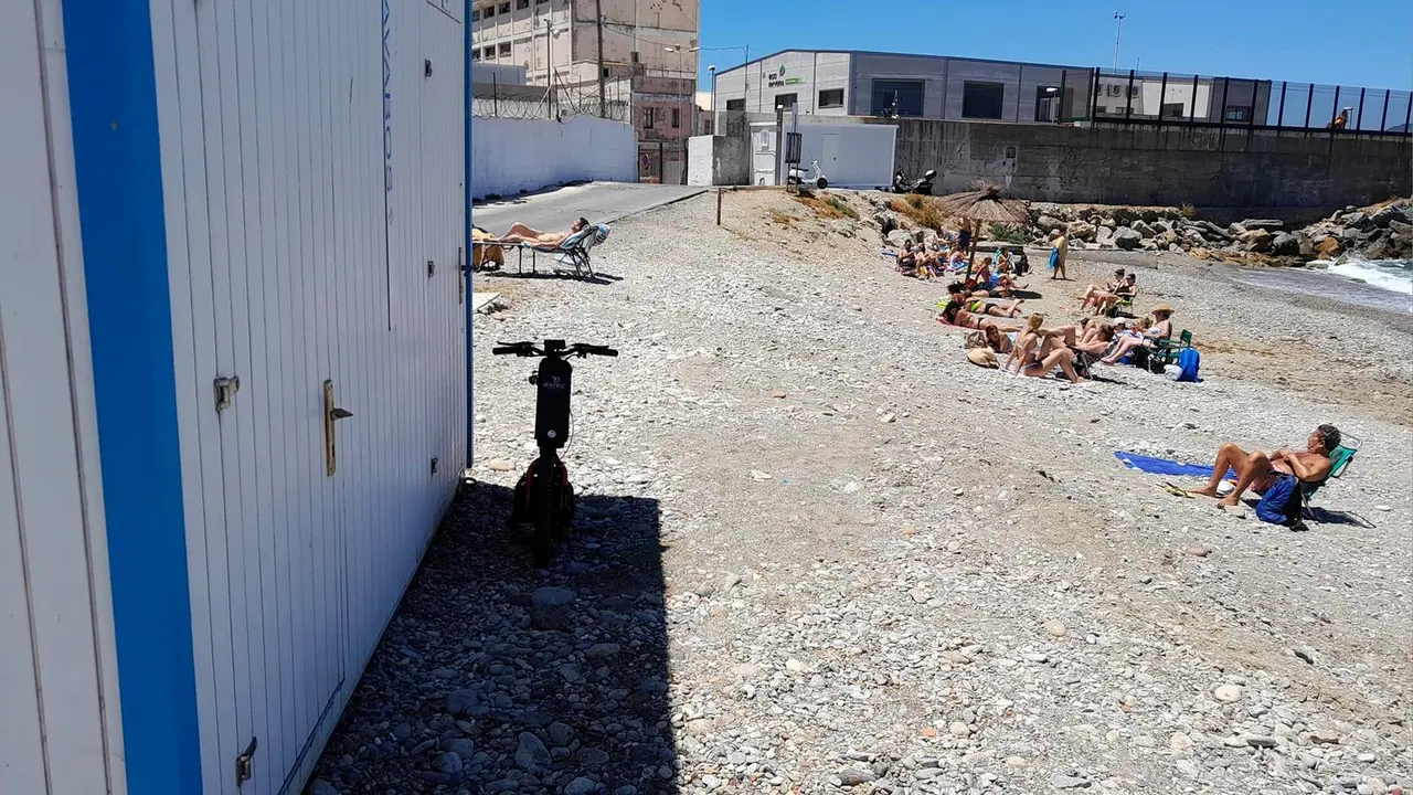 La rampa de la playa de San Amaro no llega ni a la entrada del ba&ntilde;o para personas con discapacidad (Cedida)
