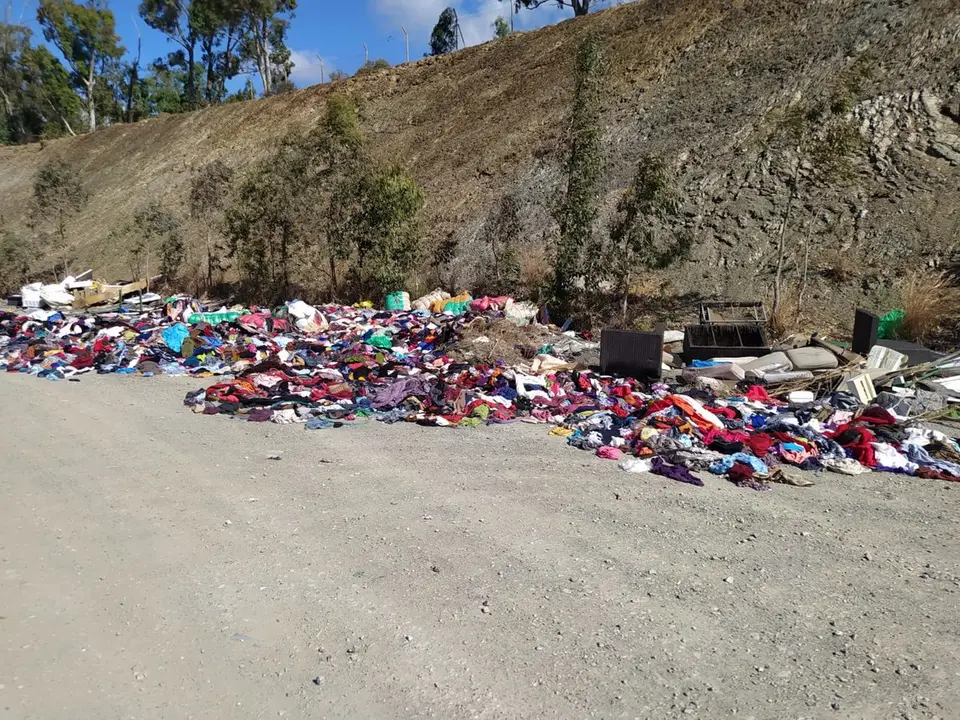 Ropa y basura en las inmediaciones de Piniers
