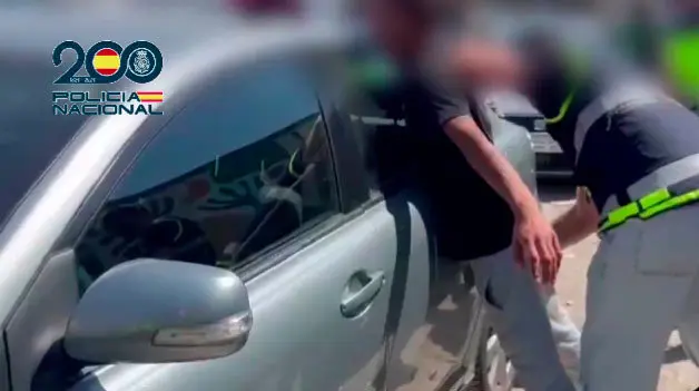 Un agente arresta a uno de los miembros de la organizaci&oacute;n (POLIC&Iacute;A NACIONAL)