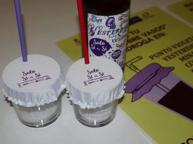 Cubrevasos utilizados en una campa&ntilde;a contra las agresiones sexuales